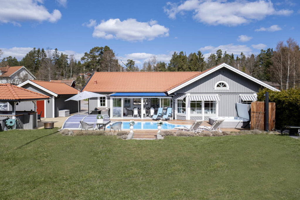 6. Renovering av trafonster sommarstuga Linnarhult Sorbacken.jpg
